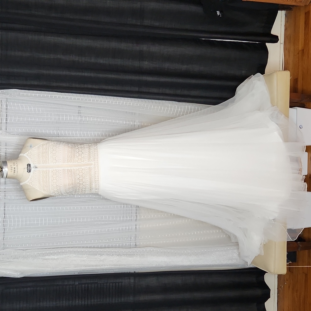 NWOT Lillian West Ivory Boho Sleeveless Halter Crochet Chiffon Wedding Gown Sz14